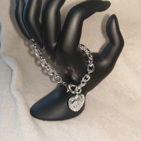 Bracelet ***NEW  💕 Silvertone Puffed Heart - Picture 5 of 8